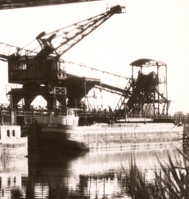 Solvay 116 - Tavaux-Cités (Jura) - Usine Solvay - Le pont transbordeur sur le canal.jpg (217.61 Kio) Vu 9481 fois Solvay 116 - Tavaux-Cités (Jura) - Usine Solvay - Le pont transbordeur sur le canal.jpg