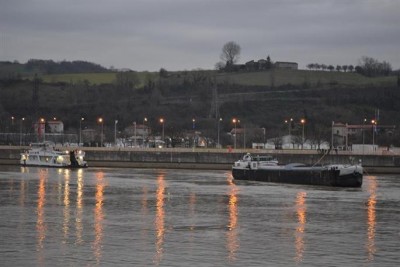 17-h-30-le-pousseur-va-remorquer-le-bateau-sur-lequel-des-verifications-seront-faites-afin-de-decel.jpg