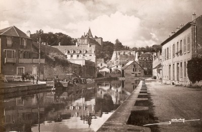 Montargis (Loiret) - Le canal et le château (vagus).jpg