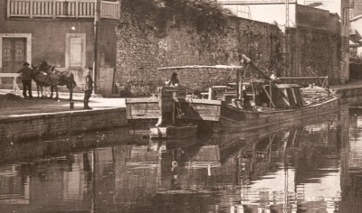 Montargis (Loiret) - Le canal et le château (d1) (vagus).jpg