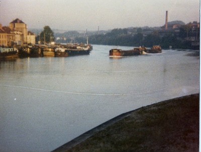 B-teau_France_II_et_Jocelyne_en_1979_passant_devant_Montereau.jpg