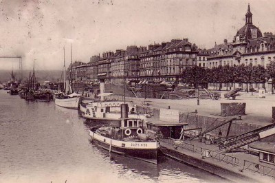 Remorqueur Guêpe 26 Rouen quai de la bourse.jpg (266.57 Kio) Vu 1951 fois Remorqueur Guêpe 26 Rouen quai de la bourse.jpg
