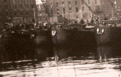 Rouen - pont de bateaux - juin-juillet 1940 (inconnus) (vagus) (2).jpg (286.25 Kio) Vu 2833 fois Rouen - pont de bateaux - juin-juillet 1940 (inconnus) (vagus) (2).jpg