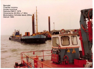 BENODET                 Chaland à portes.jpg