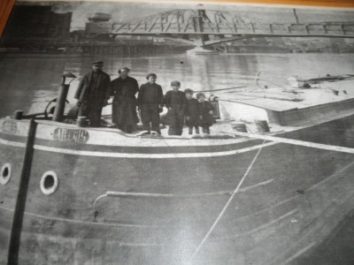 péniche ARAMIS avec la famille.JPG