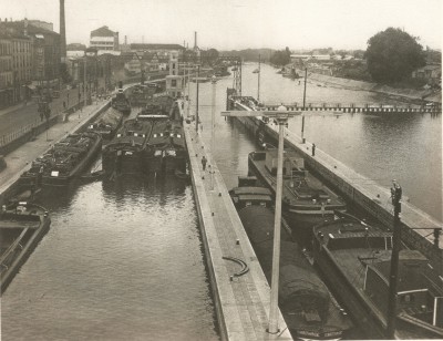 CARTHAGE - écluse de Suresnes - La France travaille (Mariniers et bateliers - Gens de mer) - éditions Horizons de France (Copier) (2).jpg