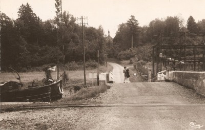 Revigny-sur-Ornain (Meuse) - Le pont sur le canal (1).jpg