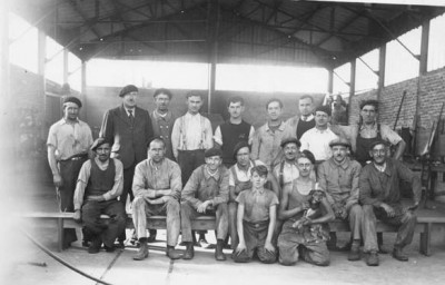 Octave avec ses ouvriers.jpg (51.77 Kio) Vu 11226 fois Octave avec ses ouvriers.jpg