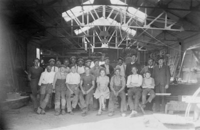 octave avec ses ouvriers et (probablement) sa fille Paulette.jpg (48.84 Kio) Vu 11216 fois octave avec ses ouvriers et (probablement) sa fille Paulette.jpg