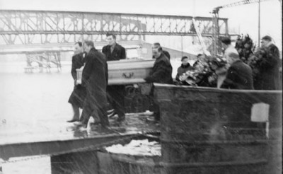 enterrement 2.jpg (42.11 Kio) Vu 11216 fois enterrement 2.jpg