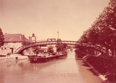 Montargis (Loiret) - Canal de Briare et la passerelle des Belles-Manières (01).jpg