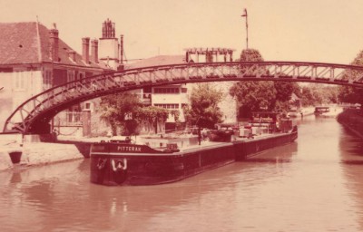 Montargis (Loiret) - Canal de Briare et la passerelle des Belles-Manières (dét) (02).jpg