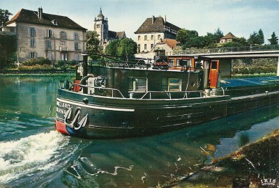 Dôle (Jura) - Le canal du Rhône au Rhin - Au fond la collégiale 1 (Copier).jpg