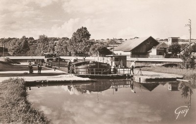 Morêt-sur-Loing (Seine-et-Marne) - L'écluse du pont de Bourgogne (3).jpg