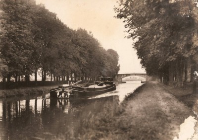 Port-sur-Saône-la-Jolie (Hte-Saône) - Canal de l'Est- Promenade sous les marronniers - Au fond, le pont qui accède à la plage 1 (Copier).jpg