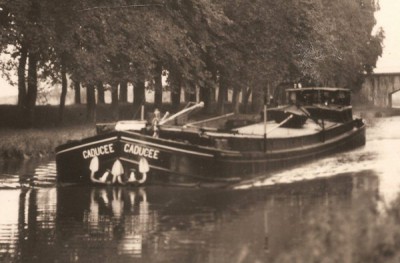 Port-sur-Saône-la-Jolie (Hte-Saône) - Canal de l'Est- Promenade sous les marronniers - Au fond, le pont qui accède à la plage 2 (Copier) (2).jpg