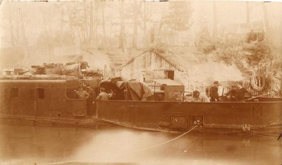 Canonnière M - Canonniers marins procédant au nettoyage de leur pièce sur le canal de l'Est à Vaudemange - le 10 décembre 1915.jpg
