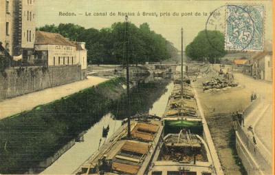 le canal de nantes à brest pris du pont de la ville.jpg