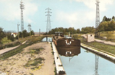 Revigny-sur-Ornain (Meuse) - Le canal de la Marne au Rhin et l'écluse a (red).jpg