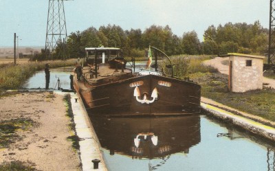 Revigny-sur-Ornain (Meuse) - Le canal de la Marne au Rhin et l'écluse b (red).jpg