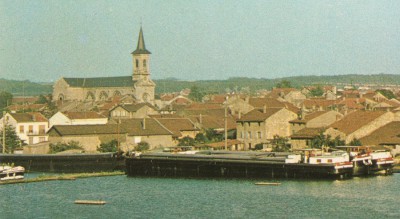 Dombasle - Vue sur la Cité - Le port et ses péniches (c) (red).jpg