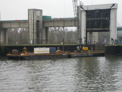 Ponton grue BAKO 1 et ponton BAKO 2.JPG (142.62 Kio) Vu 1075 fois Ponton grue BAKO 1 et ponton BAKO 2.JPG
