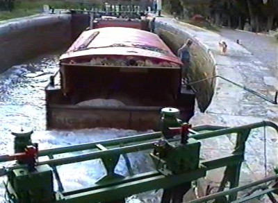 04 arrière dans une écluse.jpg (92.46 Kio) Vu 4057 fois 04 arrière dans une écluse.jpg