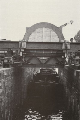 St MICHEL - juillet 1951 - chargement à l'écluse de Bavilliers d'un stator de 100 tonnes (b) (red).jpg