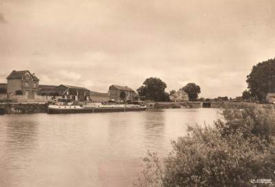 Epernay (Marne) - La Marne et l'écluse de Dizy (red).jpg