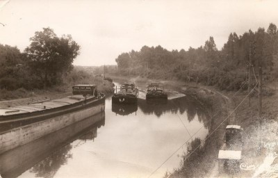 Couvrot (Marne) - Le canal (1) (red).jpg