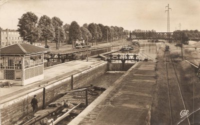 Cambrai - Les écluses sur le canal (1) (red).jpg