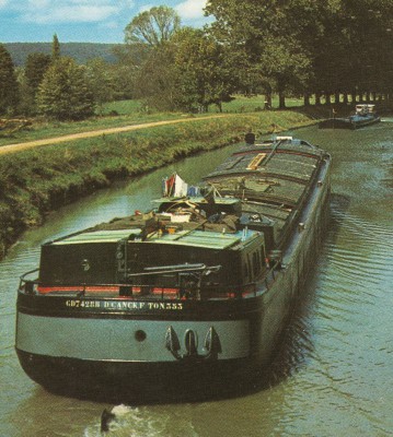 Chevillon (Haute-Marne) - Péniche sur le canal (2) (red).jpg