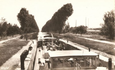 Migennes (Yonne) - Le canal de Bourgogne (red) (2).jpg