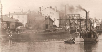 Roanne (Loire) - Le canal (2) (red).jpg (49.31 Kio) Vu 3024 fois Roanne (Loire) - Le canal (2) (red).jpg