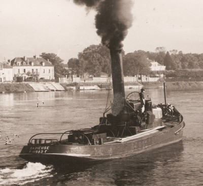 Ablon (S.-et-O.) - Remorqueur sur la Seine (2) (red).jpg
