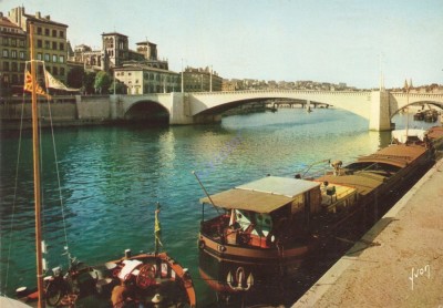 Lyon (Rhône) - La Saône - Le pont de Tilsitt et la cathédrale Saint-Jean (red).jpg