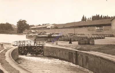 Carcassonne - Schleuse im Kanal du Midi (1) (red).jpg