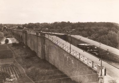 Le Guétin (Cher) - Le pont-canal (1) (red).jpg