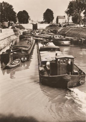 Kanalhafen mit Schleuse im Hintergrund das Getreidesilo der Schweizer Schleppschiffahrtsgenossenschaft (1) (red).jpg