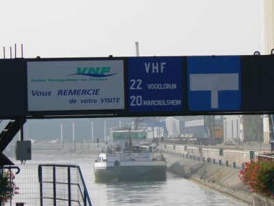 ecluse du port rhenan  volgelsheim qui debouche sur le cana d' Alsace.jpg (82.93 Kio) Vu 1684 fois ecluse du port rhenan  volgelsheim qui debouche sur le cana d' Alsace.jpg