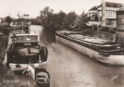 CHALONS-SUR-MARNE (Marne) - Le canal et ses péniches (1) (Copier).jpg