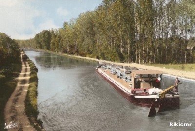 Dordives (Loiret) - Une péniche sur le canal du Loing (1) (Copier).jpg