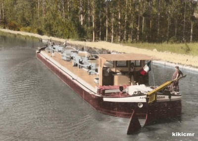 Dordives (Loiret) - Une péniche sur le canal du Loing (2) (Copier).jpg