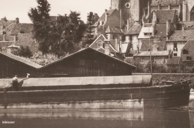 Dôle (Jura) - Le canal du Rhône au Rhin et la basilique (2) (Copier).jpg