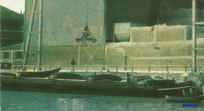 Arques (Pas-de-Calais) - Quai du commerce - Déchargement des péniches chez Durand (Arcopal) (2) (Copier).jpg (137.67 Kio) Vu 7426 fois Arques (Pas-de-Calais) - Quai du commerce - Déchargement des péniches chez Durand (Arcopal) (2) (Copier).jpg