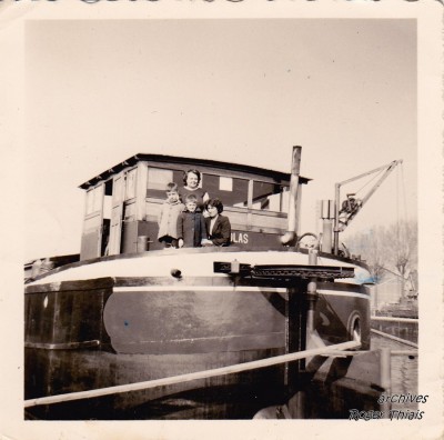 1 ST Nicolas - debout Marguerite Lanoy ( gauche a droite - moi - mon frere et ma mère ) (Copier).jpg