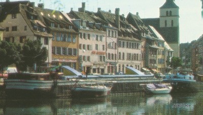 Strasbourg (Alsace) - L'Ill, le quai des pêcheurs et l'église Saint-Guillaume (XVe siècle) (2) (Copier).jpg