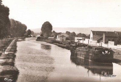 Ay (Marne) - Le canal et le port (1) (Copier).jpg