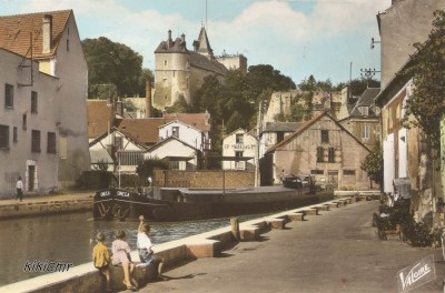 Montargis (Loiret) - Le canal et le château (1) (Copier).jpg