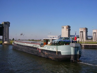 Yacht-3-05-11-2005.jpg